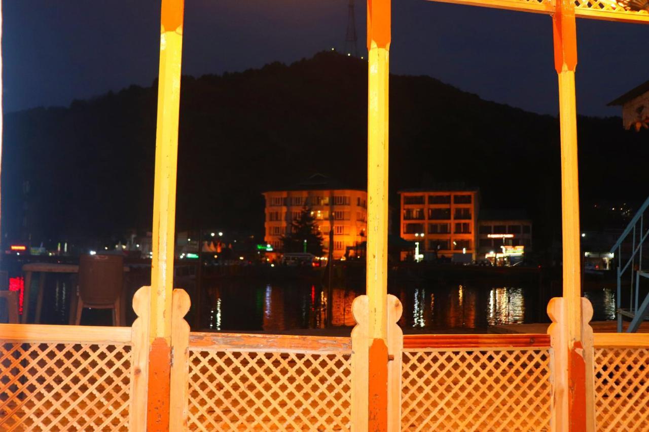 House Boat New Pala Palace Srīnagar Exterior foto