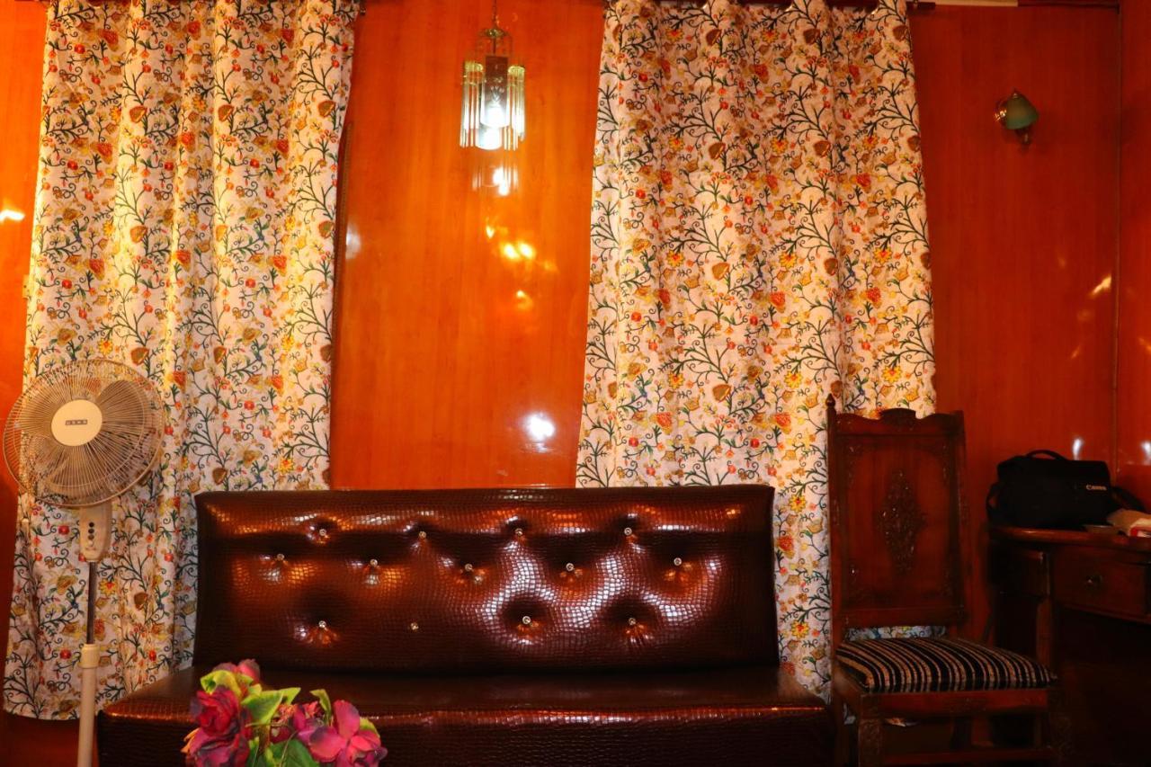 House Boat New Pala Palace Srīnagar Exterior foto