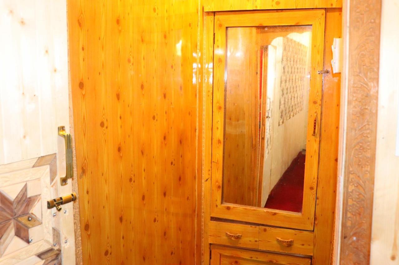 House Boat New Pala Palace Srīnagar Exterior foto