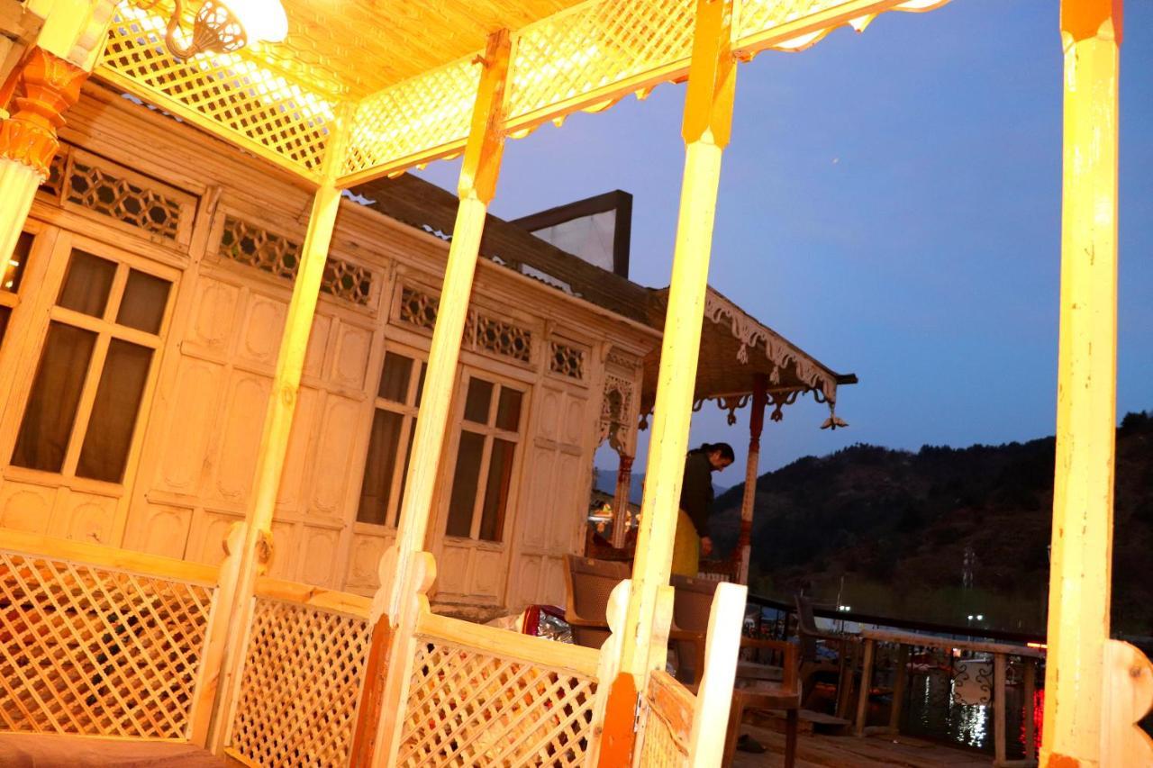 House Boat New Pala Palace Srīnagar Exterior foto