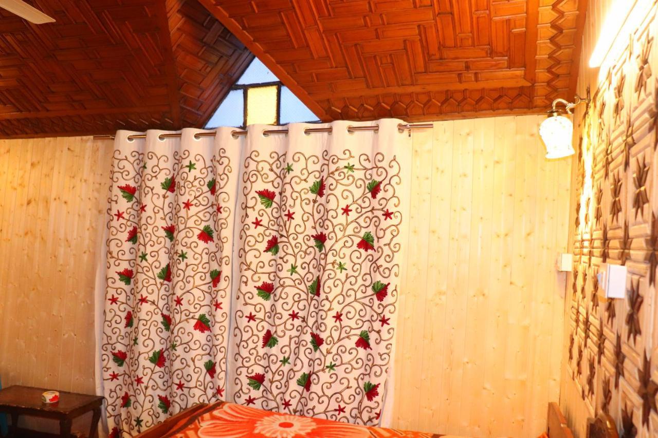House Boat New Pala Palace Srīnagar Exterior foto