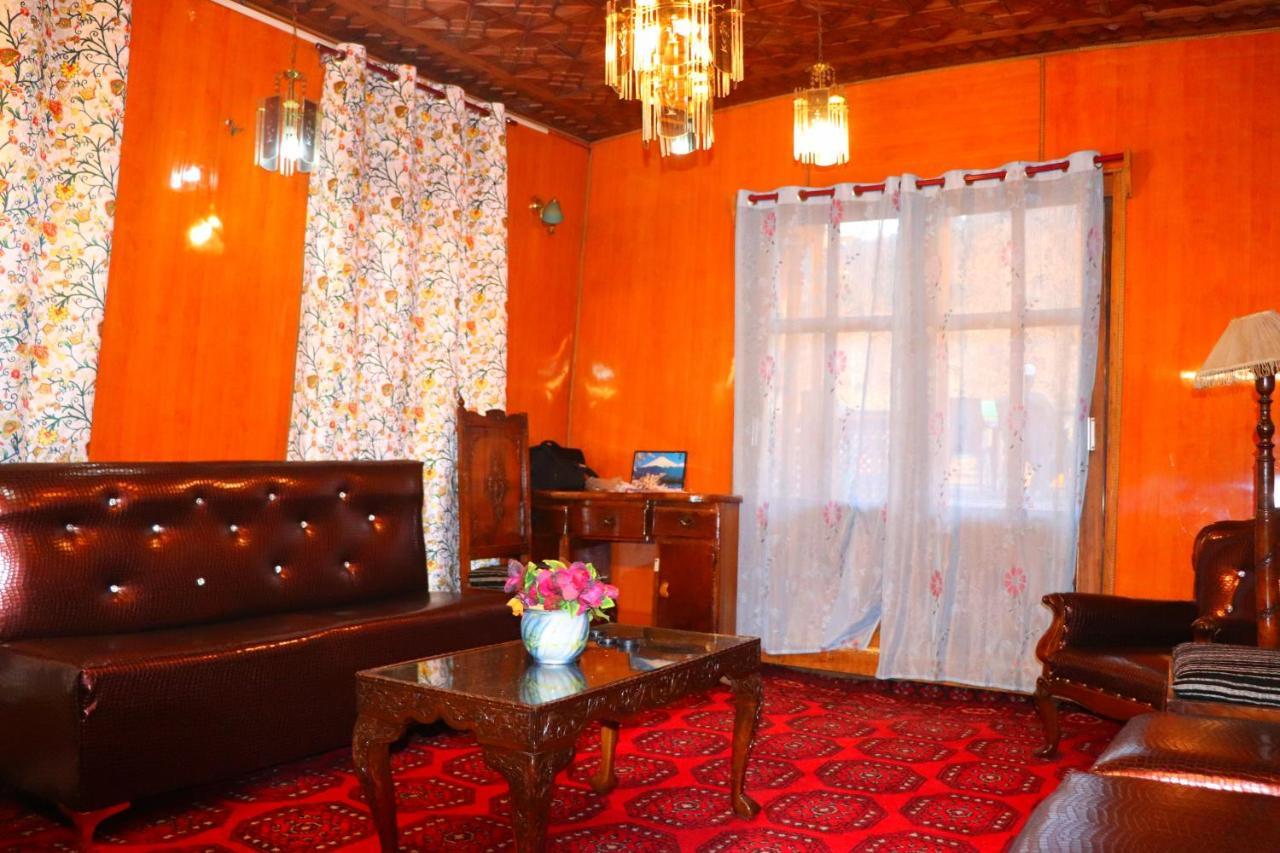 House Boat New Pala Palace Srīnagar Exterior foto