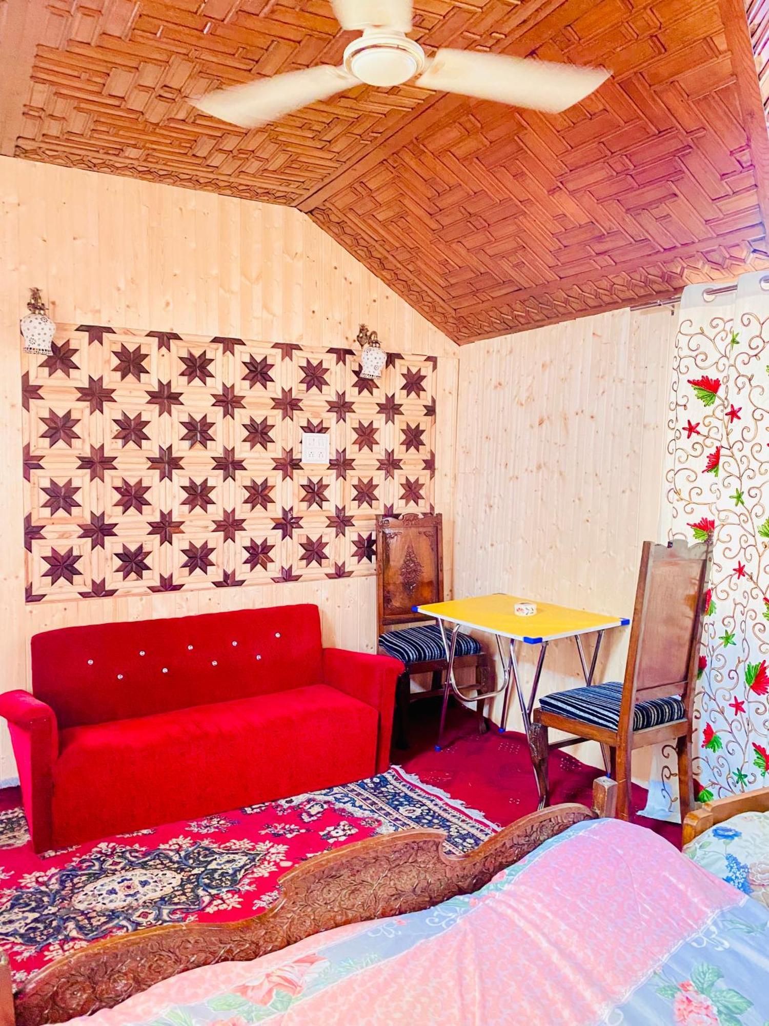 House Boat New Pala Palace Srīnagar Exterior foto