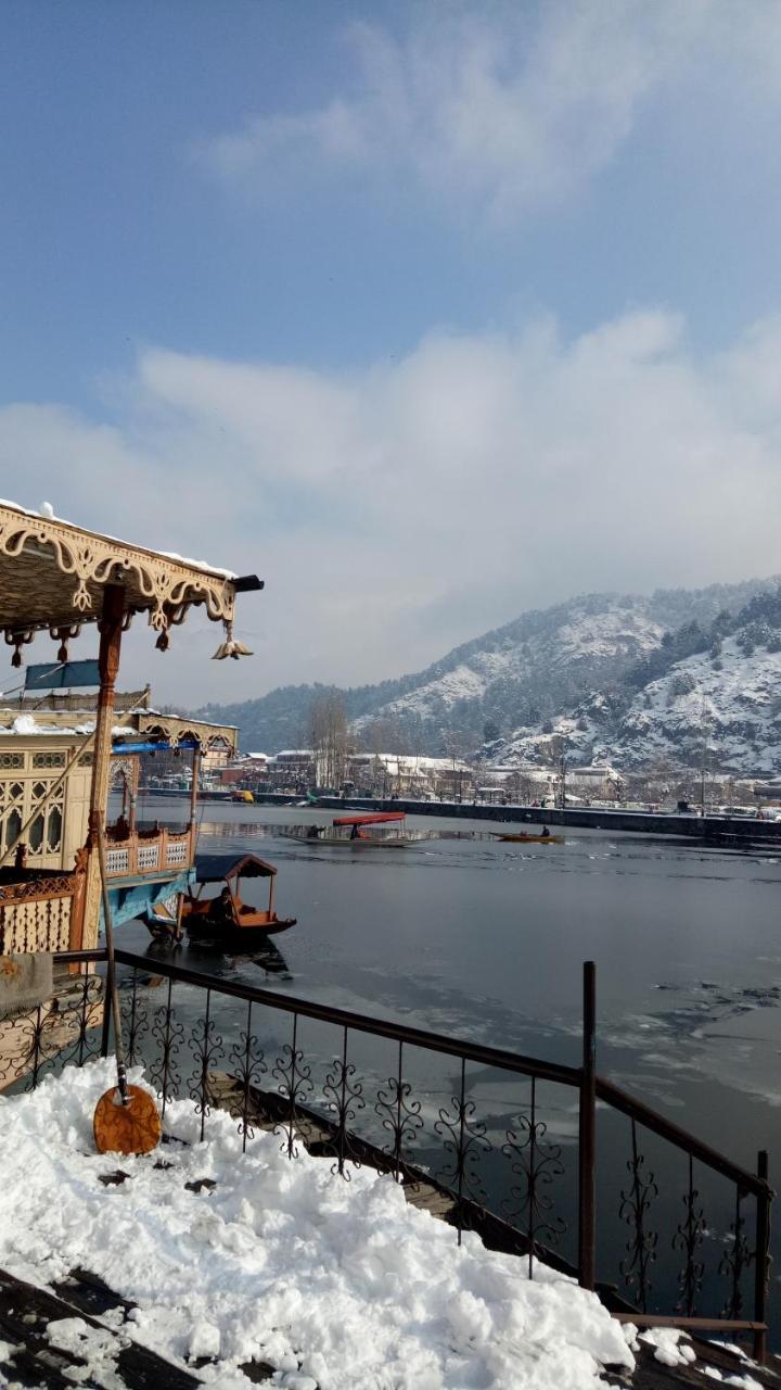 House Boat New Pala Palace Srīnagar Exterior foto