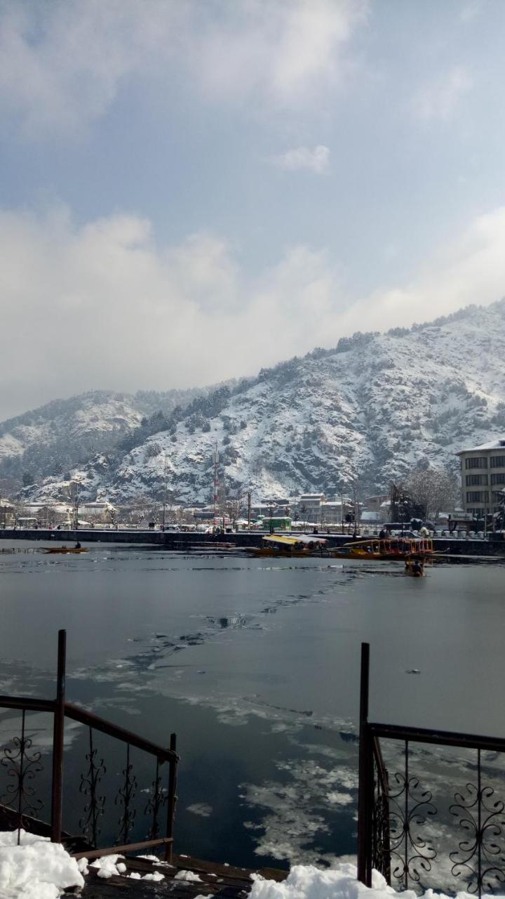 House Boat New Pala Palace Srīnagar Exterior foto